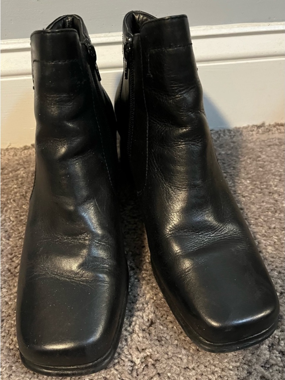 Thom McAn Black Leather Women's Ankle Booties Chunky Block Heel size 7 1/2.